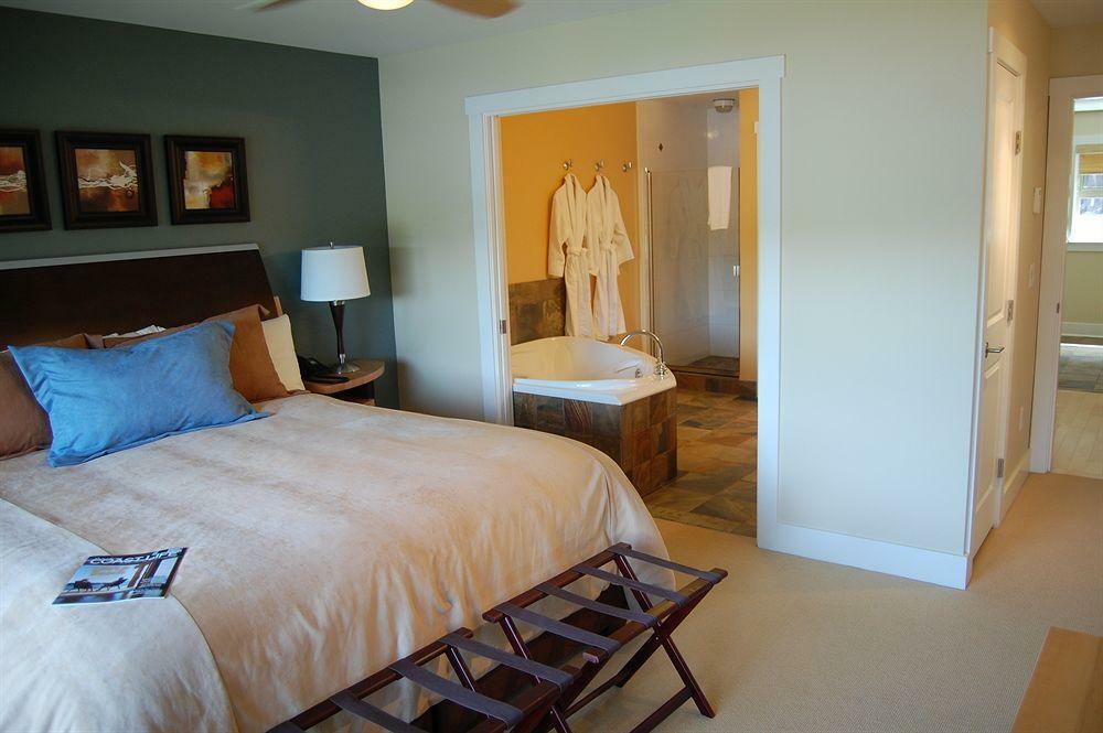 Painted Boat Resort Spa And Marina Madeira Park Luaran gambar